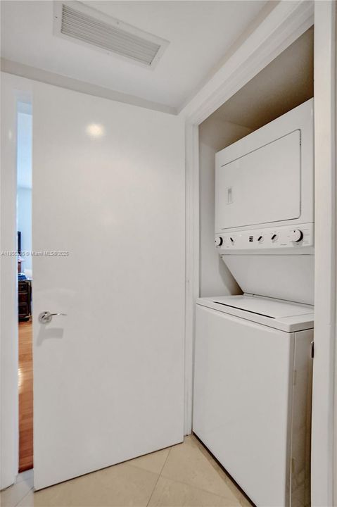 合同活跃: $1,600,000 (3 贝兹, 3 浴室, 2078 平方英尺)