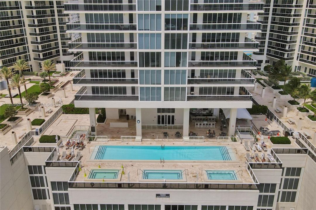 合同活跃: $1,600,000 (3 贝兹, 3 浴室, 2078 平方英尺)