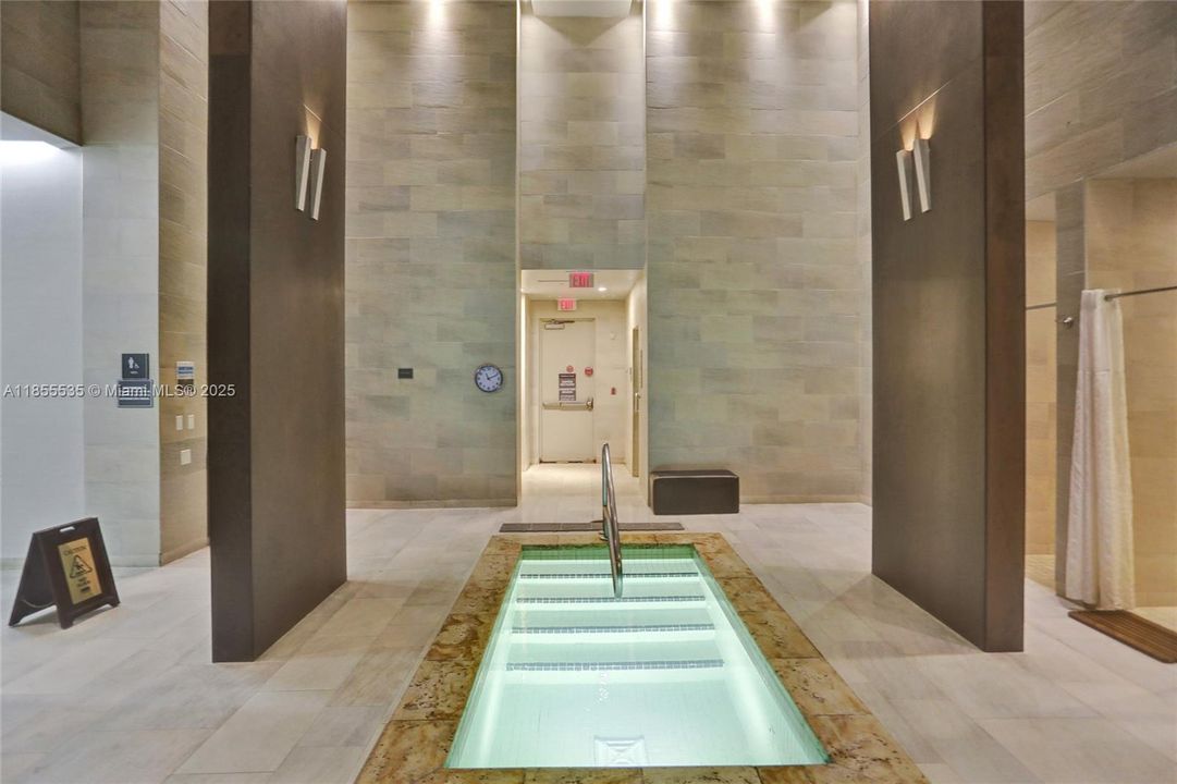 合同活跃: $1,600,000 (3 贝兹, 3 浴室, 2078 平方英尺)