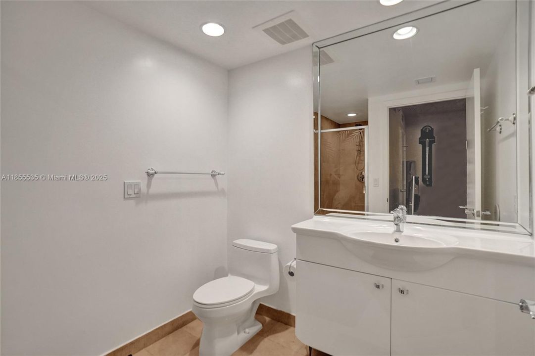 合同活跃: $1,600,000 (3 贝兹, 3 浴室, 2078 平方英尺)