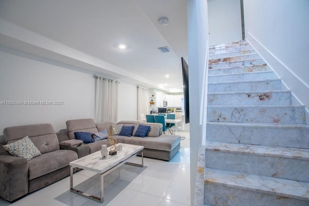 En Venta: $545,000 (3 camas, 2 baños, 1646 Pies cuadrados)