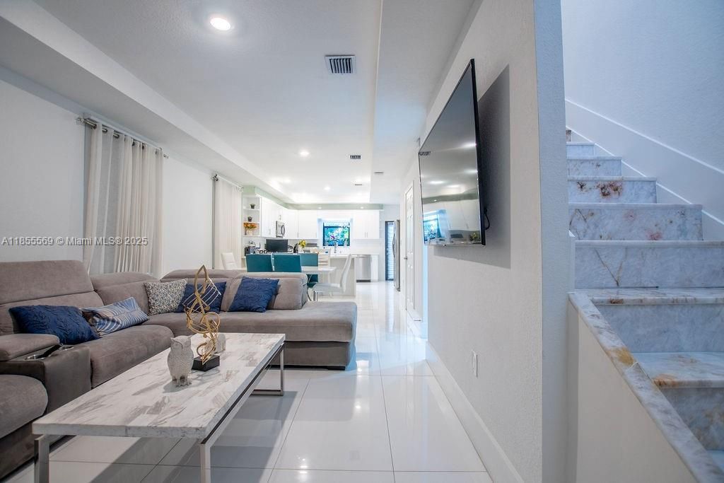 En Venta: $545,000 (3 camas, 2 baños, 1646 Pies cuadrados)