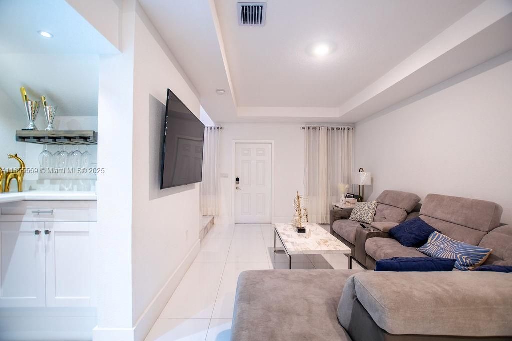 En Venta: $545,000 (3 camas, 2 baños, 1646 Pies cuadrados)