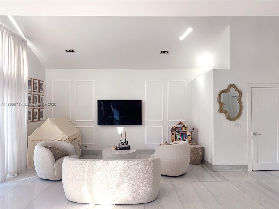 En Venta: $990,000 (4 camas, 2 baños, 2015 Pies cuadrados)