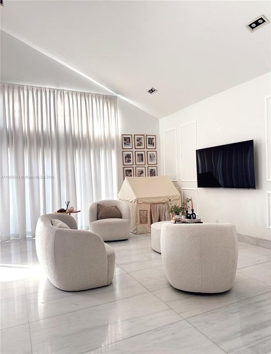 En Venta: $990,000 (4 camas, 2 baños, 2015 Pies cuadrados)