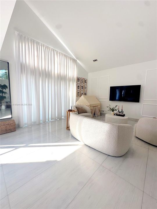 En Venta: $990,000 (4 camas, 2 baños, 2015 Pies cuadrados)