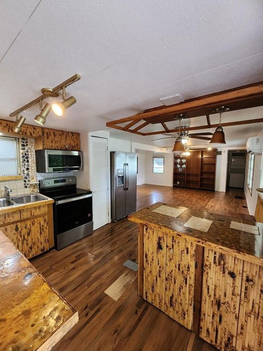 合同活跃: $2,100 (3 贝兹, 2 浴室, 804 平方英尺)