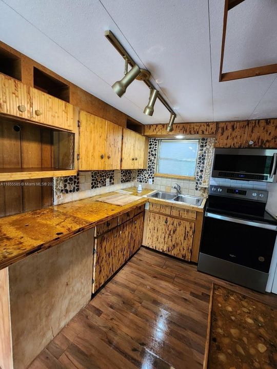 合同活跃: $2,100 (3 贝兹, 2 浴室, 804 平方英尺)