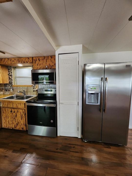 合同活跃: $2,100 (3 贝兹, 2 浴室, 804 平方英尺)