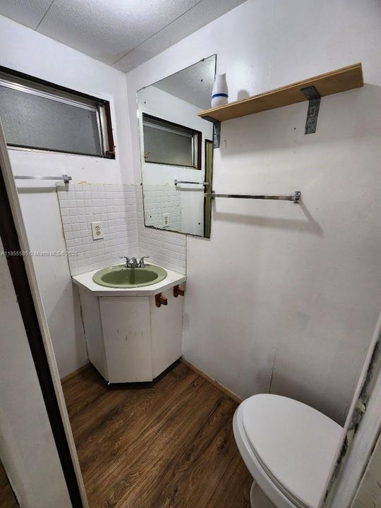 合同活跃: $2,100 (3 贝兹, 2 浴室, 804 平方英尺)