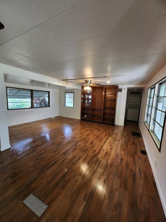 合同活跃: $2,100 (3 贝兹, 2 浴室, 804 平方英尺)