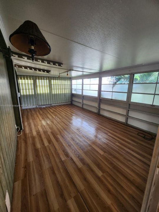 合同活跃: $2,100 (3 贝兹, 2 浴室, 804 平方英尺)