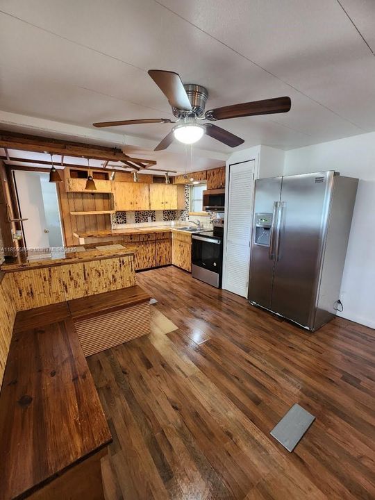 合同活跃: $2,100 (3 贝兹, 2 浴室, 804 平方英尺)