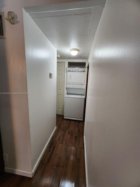 合同活跃: $2,100 (3 贝兹, 2 浴室, 804 平方英尺)