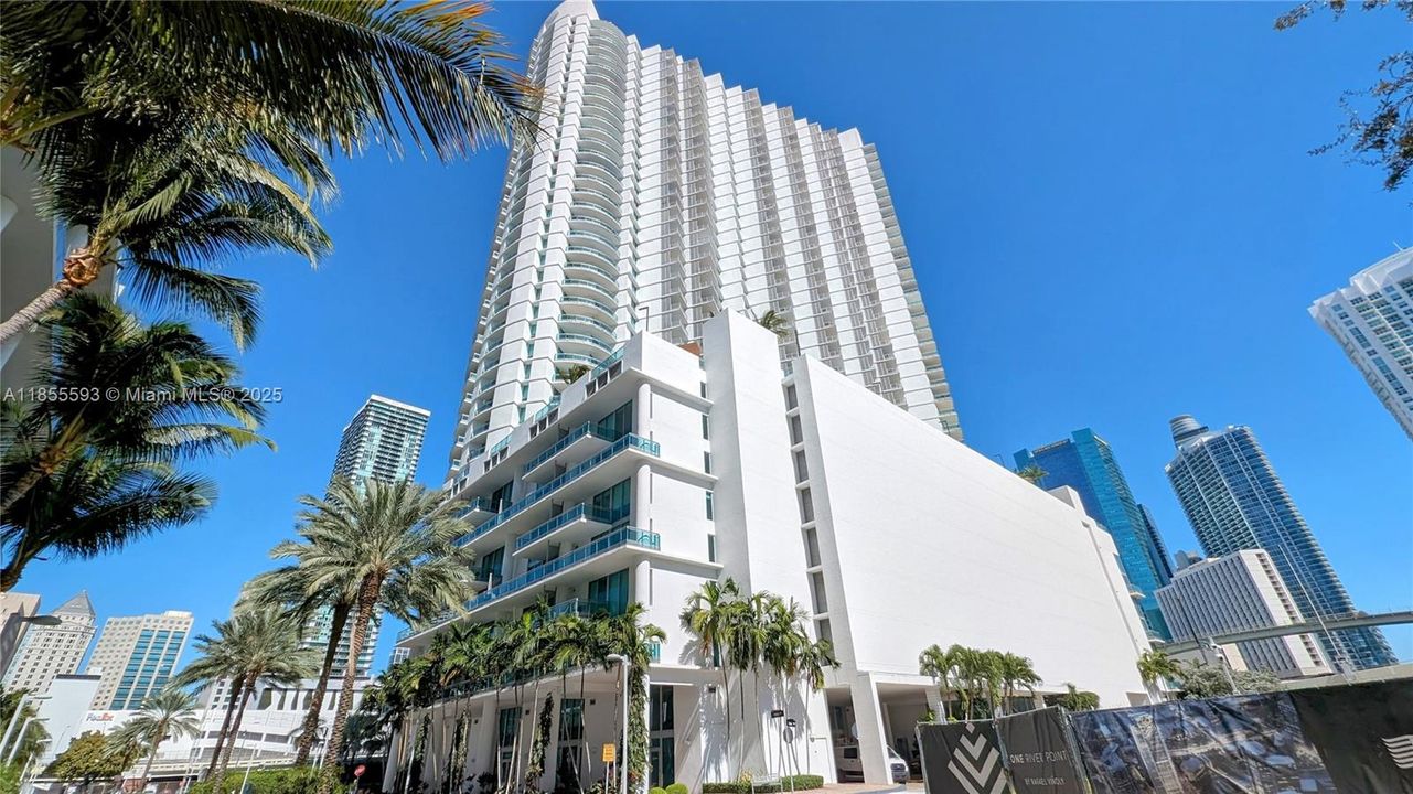 For Sale: $549,900 (2 beds, 2 baths, 1075 Square Feet)
