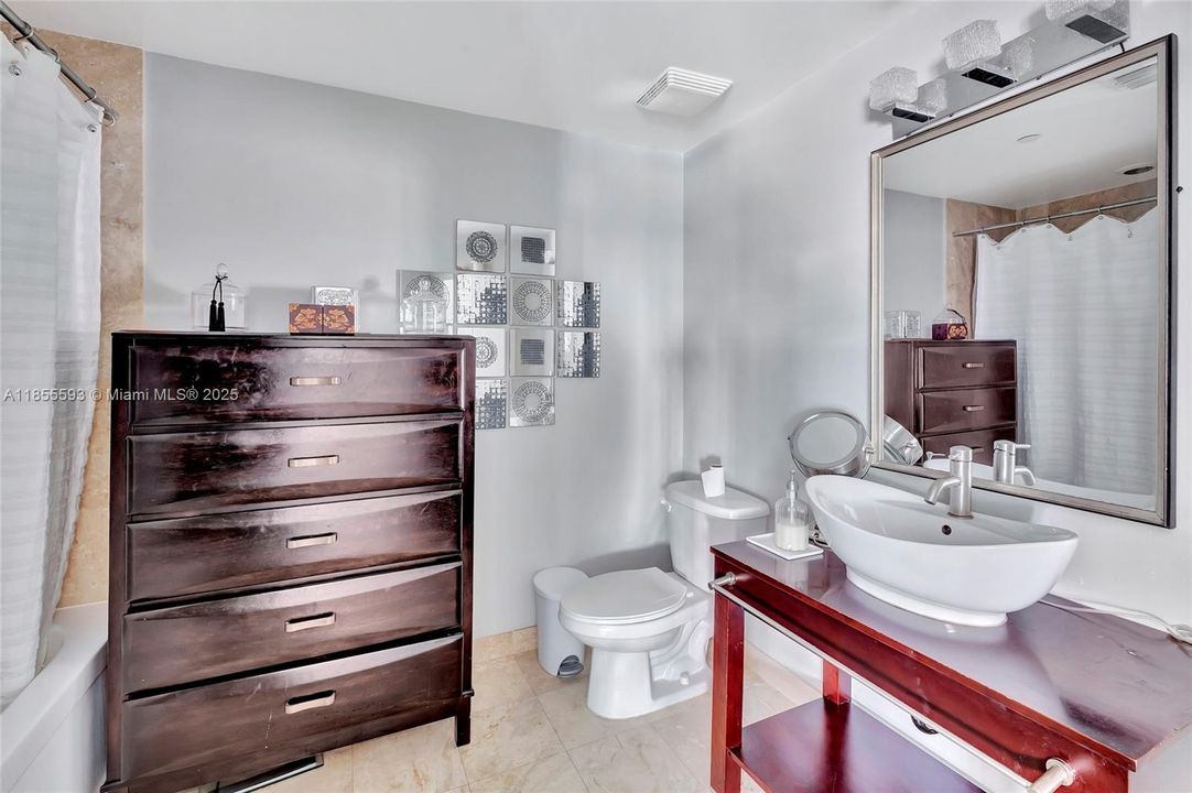 For Sale: $549,900 (2 beds, 2 baths, 1075 Square Feet)