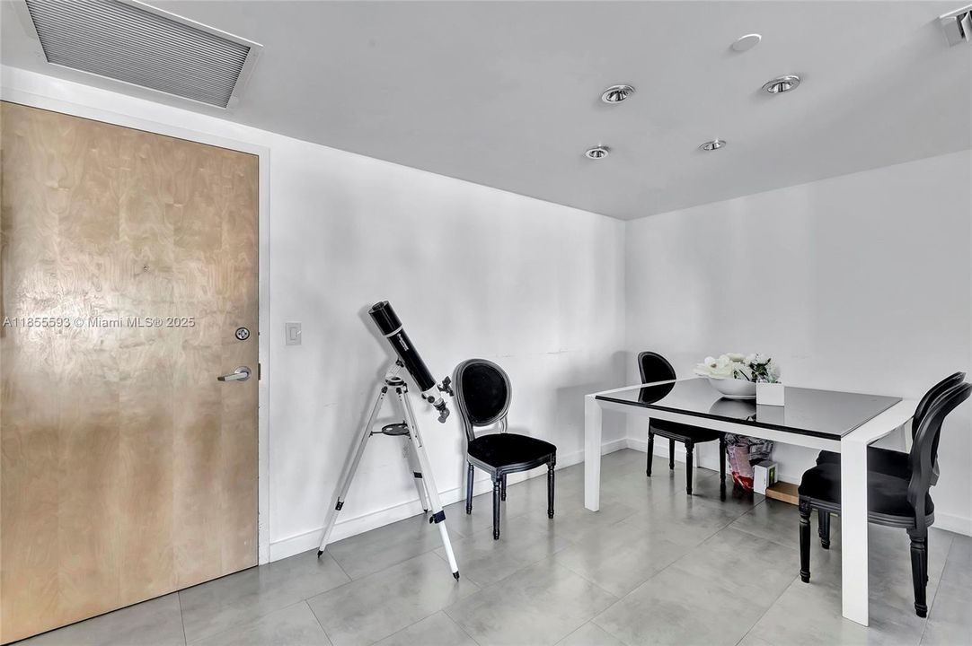 For Sale: $549,900 (2 beds, 2 baths, 1075 Square Feet)