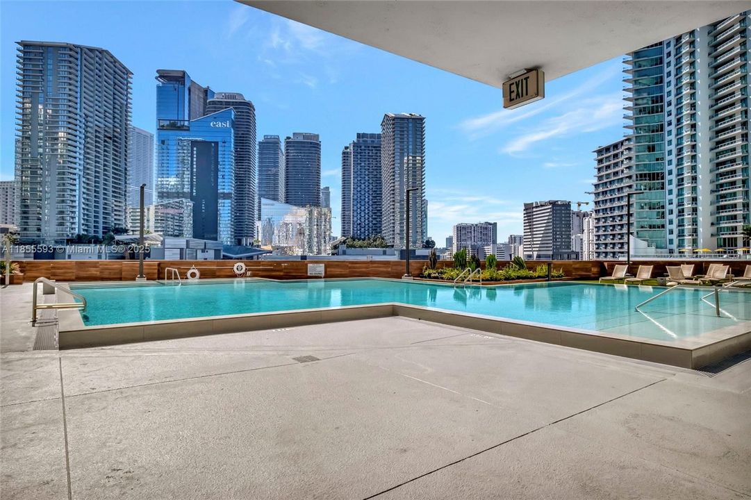 For Sale: $549,900 (2 beds, 2 baths, 1075 Square Feet)