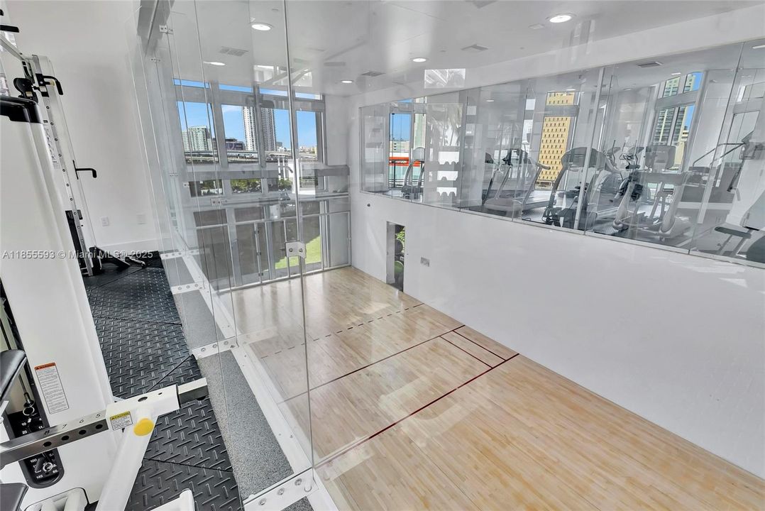 For Sale: $549,900 (2 beds, 2 baths, 1075 Square Feet)