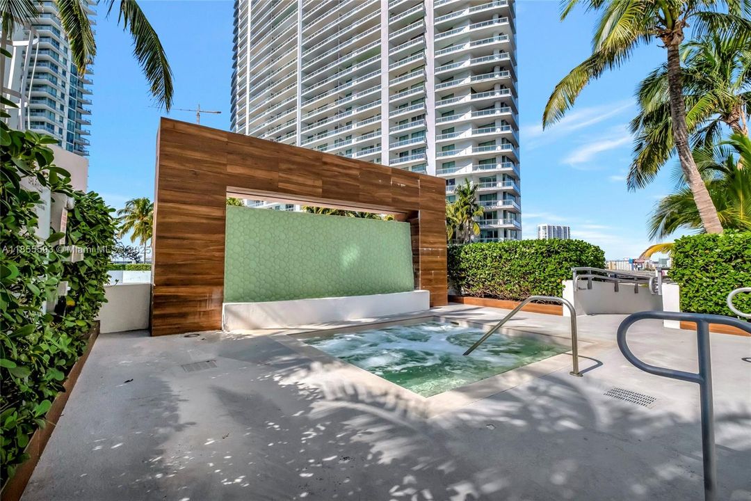 For Sale: $549,900 (2 beds, 2 baths, 1075 Square Feet)