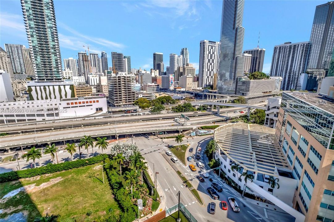 For Sale: $549,900 (2 beds, 2 baths, 1075 Square Feet)