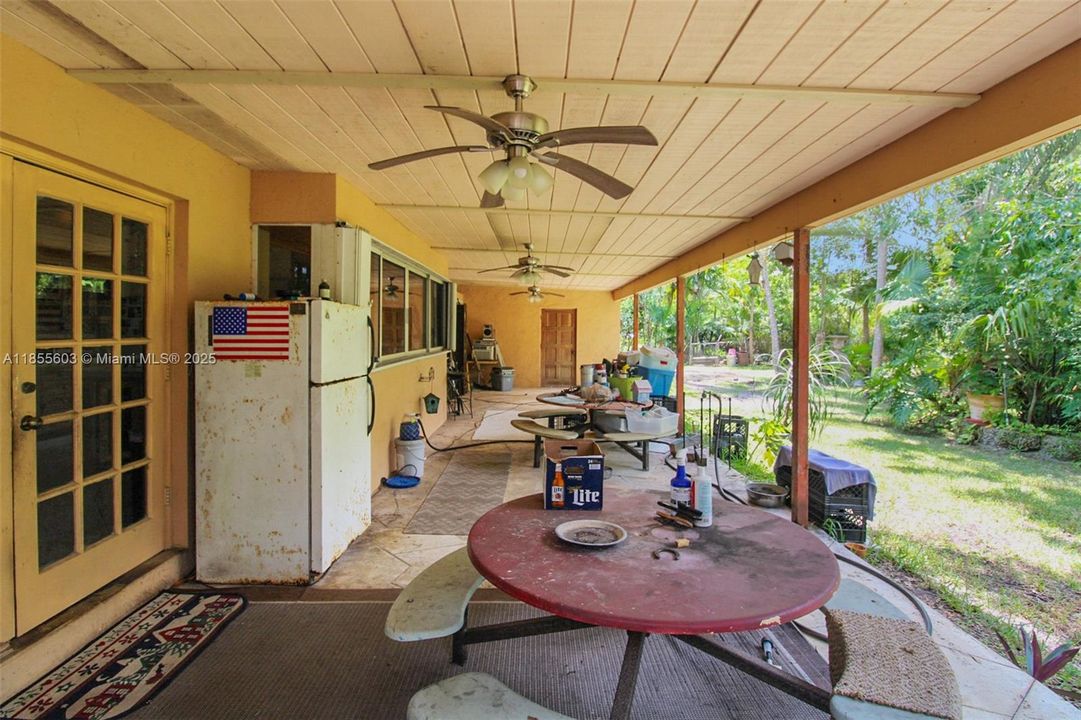 Недавно продано: $895,000 (4 спален, 2 ванн, 2921 Квадратных фут)