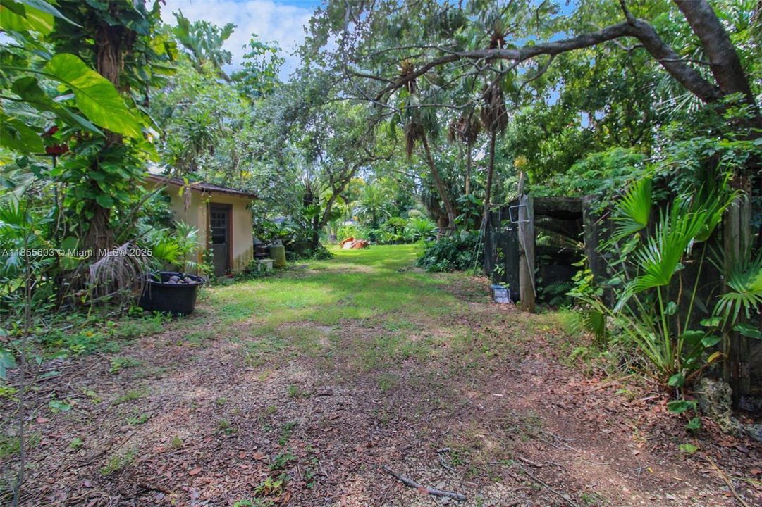 Недавно продано: $895,000 (4 спален, 2 ванн, 2921 Квадратных фут)