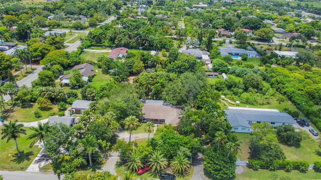 Недавно продано: $895,000 (4 спален, 2 ванн, 2921 Квадратных фут)