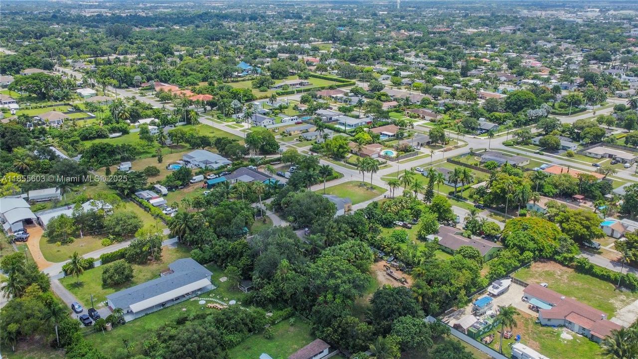 Недавно продано: $895,000 (4 спален, 2 ванн, 2921 Квадратных фут)