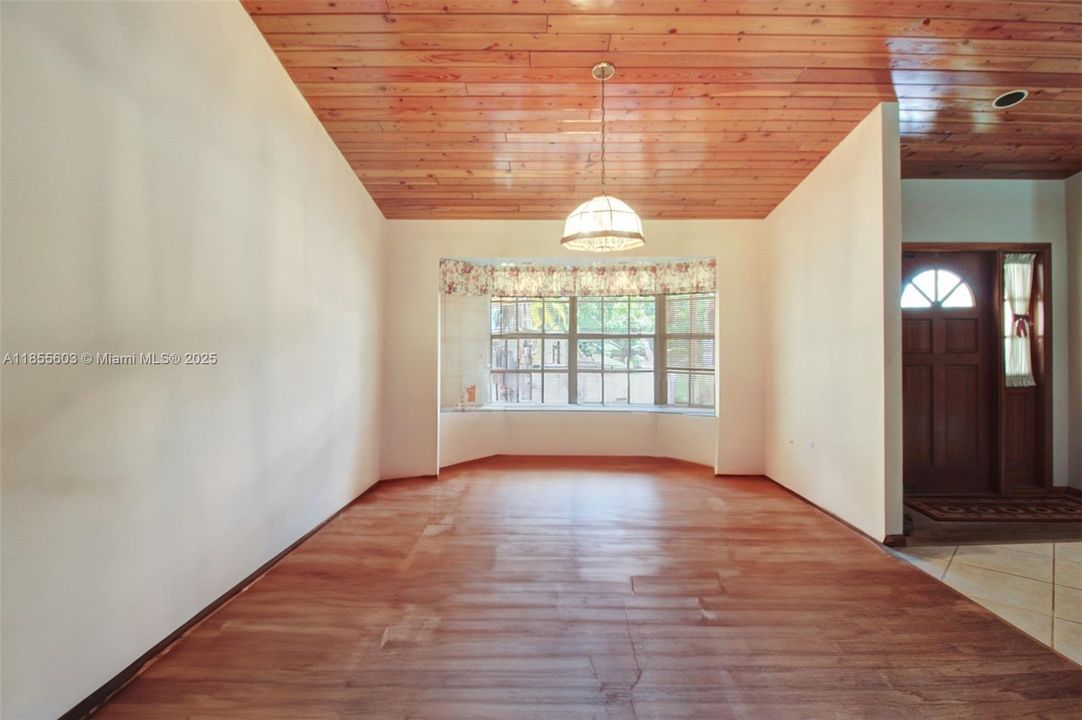 Недавно продано: $895,000 (4 спален, 2 ванн, 2921 Квадратных фут)