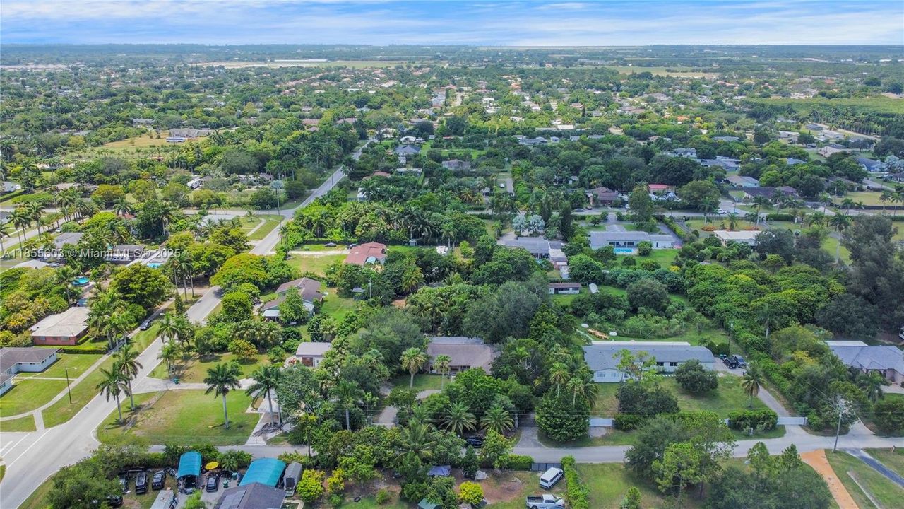 Недавно продано: $895,000 (4 спален, 2 ванн, 2921 Квадратных фут)