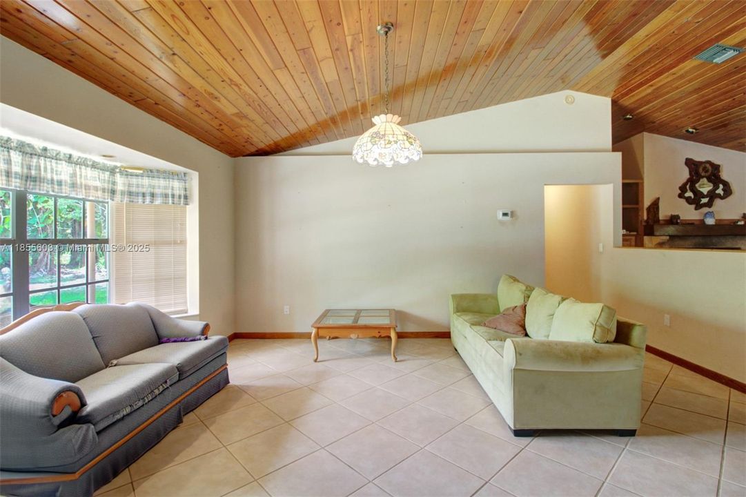 Недавно продано: $895,000 (4 спален, 2 ванн, 2921 Квадратных фут)