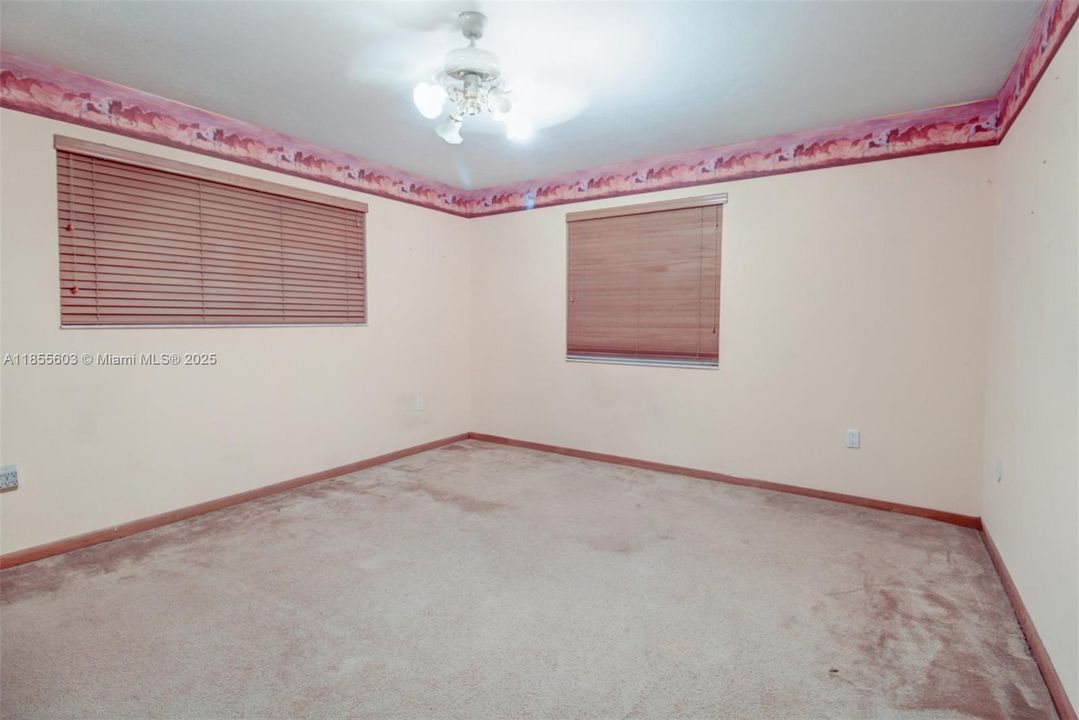 Недавно продано: $895,000 (4 спален, 2 ванн, 2921 Квадратных фут)