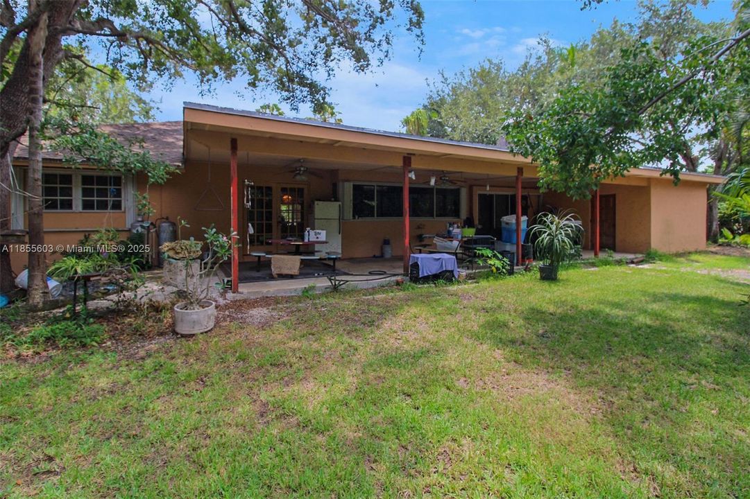 Недавно продано: $895,000 (4 спален, 2 ванн, 2921 Квадратных фут)