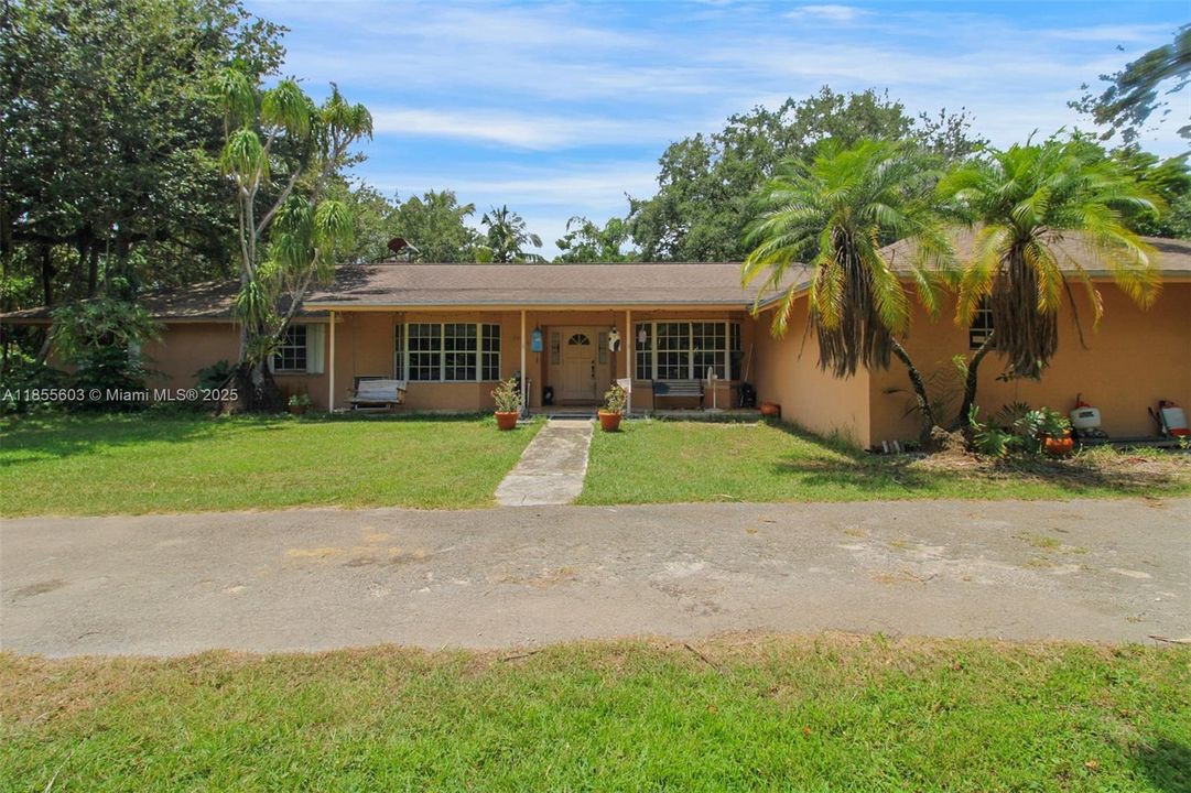 Недавно продано: $895,000 (4 спален, 2 ванн, 2921 Квадратных фут)