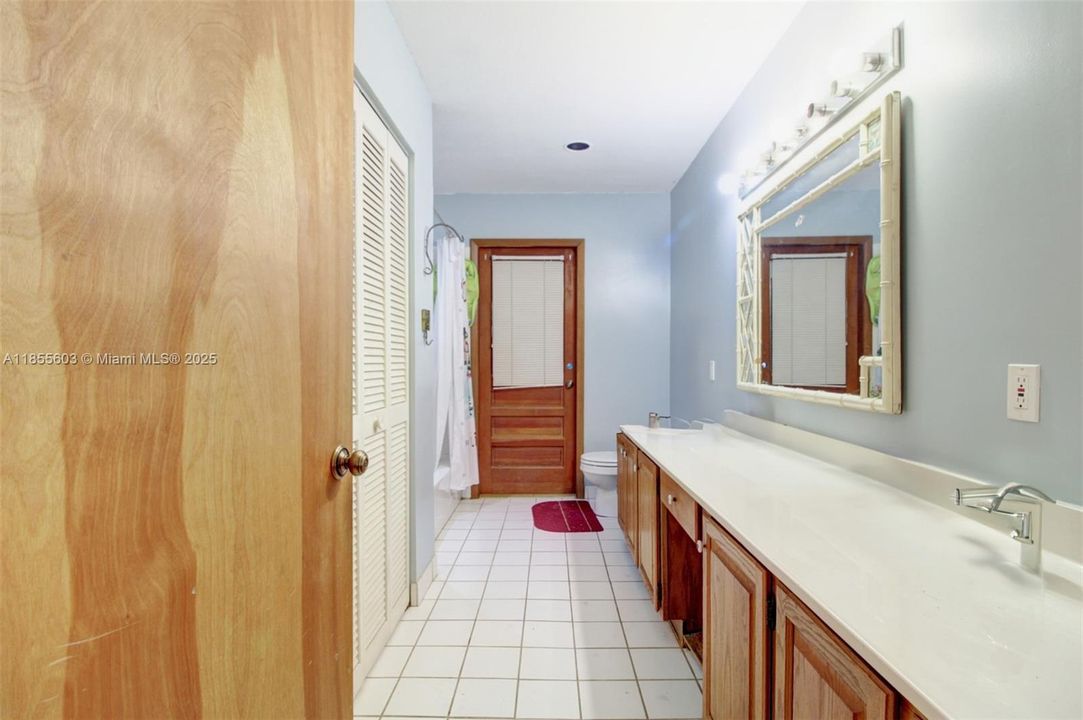 Недавно продано: $895,000 (4 спален, 2 ванн, 2921 Квадратных фут)