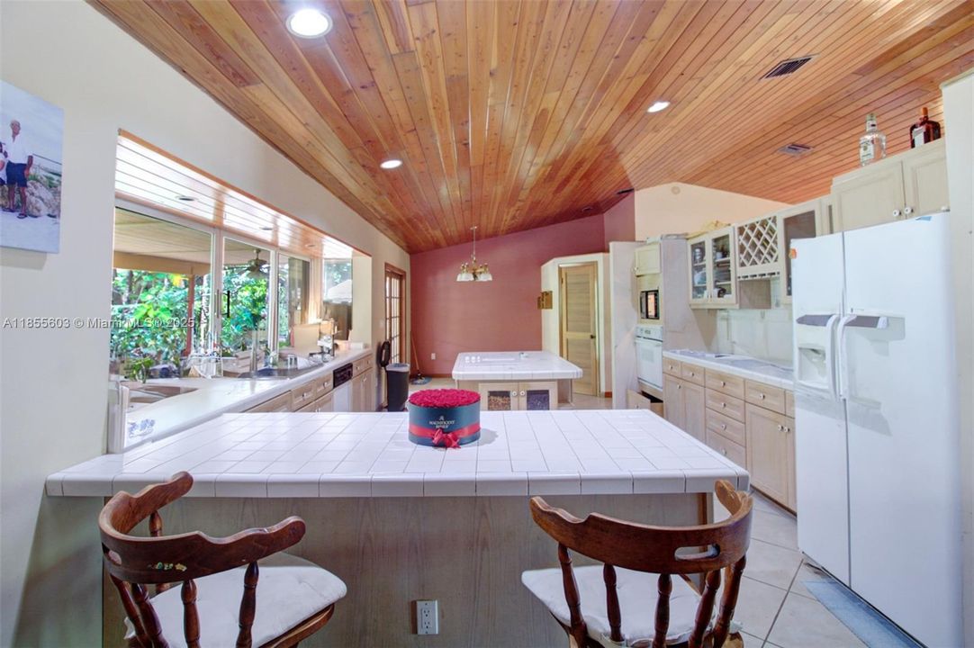 Недавно продано: $895,000 (4 спален, 2 ванн, 2921 Квадратных фут)