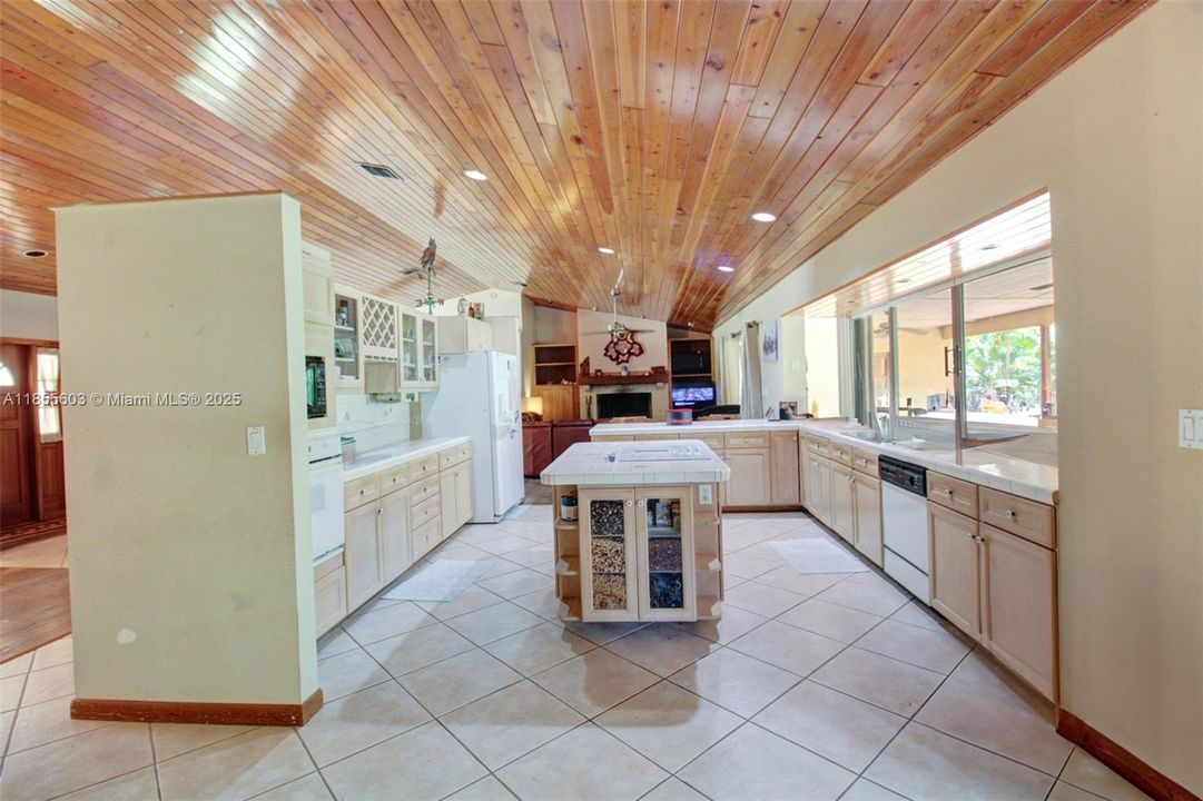 Недавно продано: $895,000 (4 спален, 2 ванн, 2921 Квадратных фут)