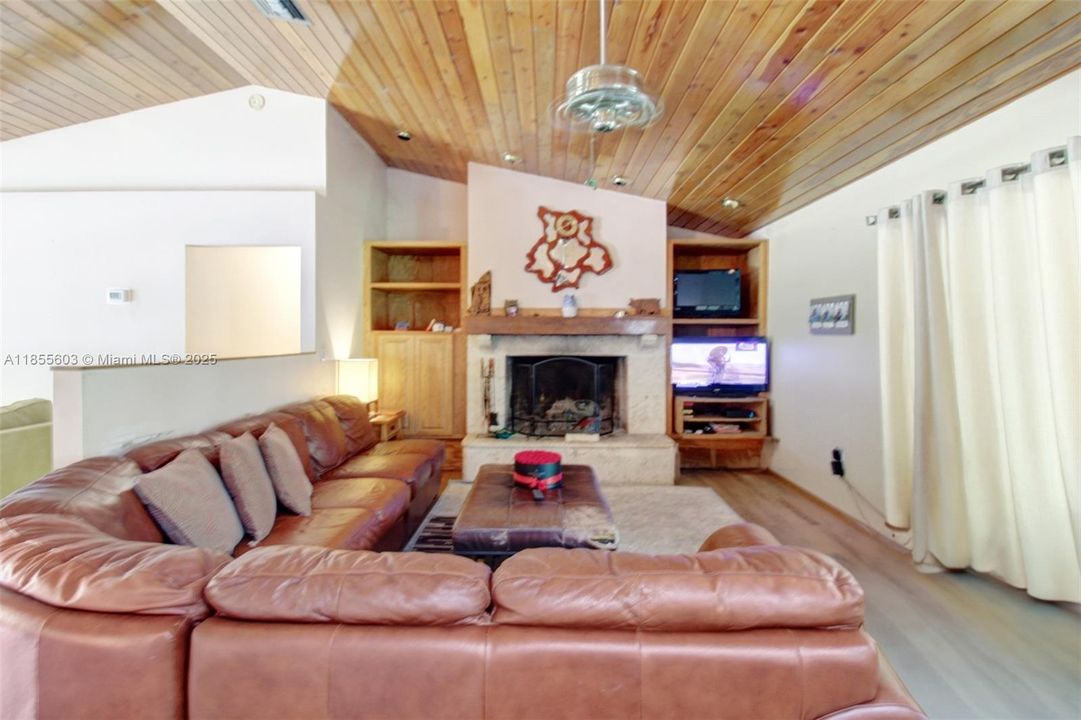 Недавно продано: $895,000 (4 спален, 2 ванн, 2921 Квадратных фут)