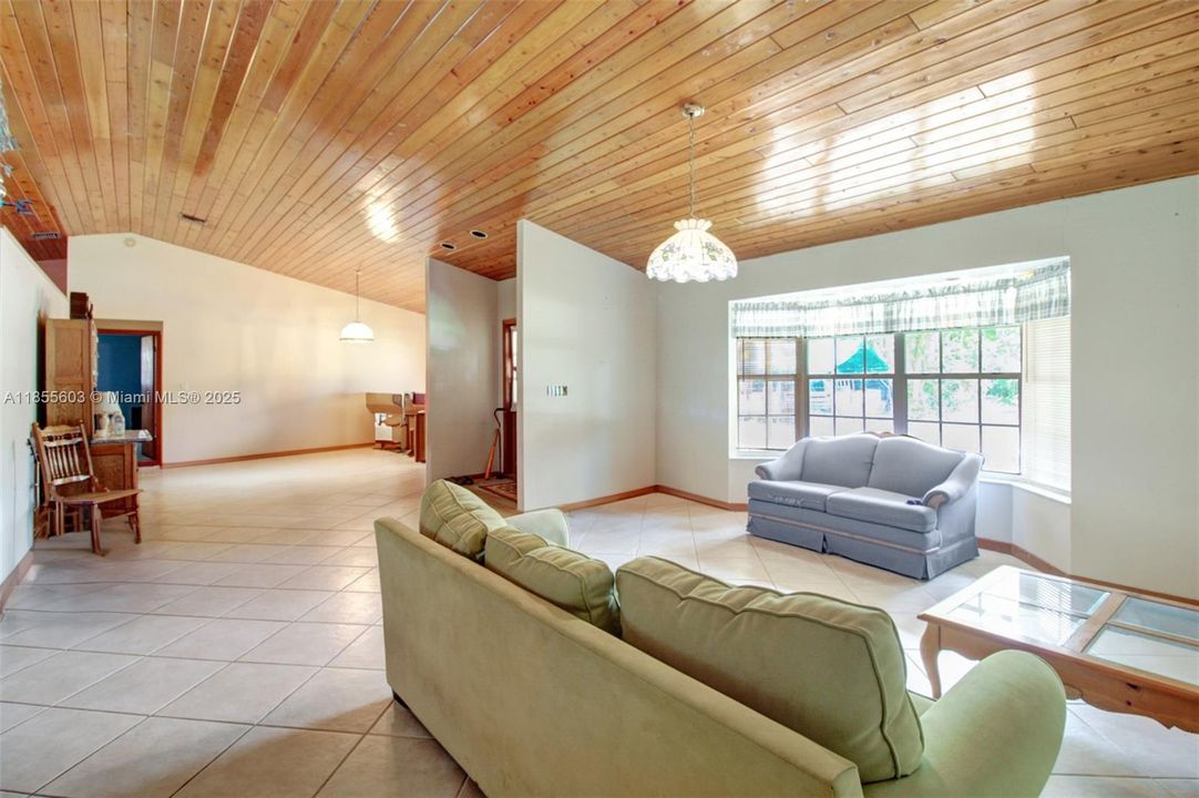 Недавно продано: $895,000 (4 спален, 2 ванн, 2921 Квадратных фут)