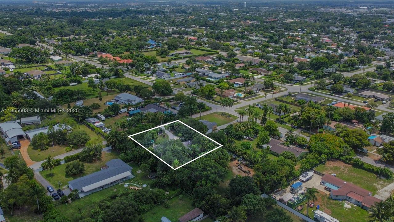 Недавно продано: $895,000 (4 спален, 2 ванн, 2921 Квадратных фут)