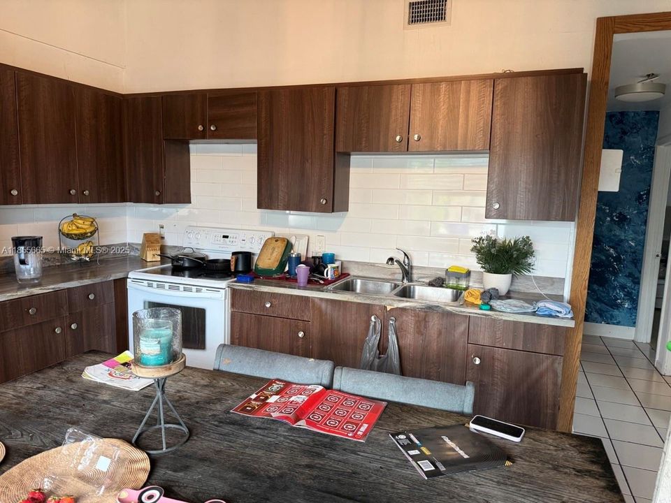 合同活跃: $699,900 (0 贝兹, 0 浴室, 3137 平方英尺)