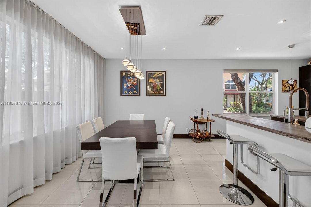 最近售出: $788,000 (2 贝兹, 2 浴室, 1976 平方英尺)