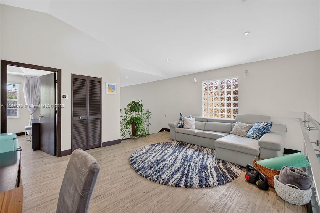 最近售出: $788,000 (2 贝兹, 2 浴室, 1976 平方英尺)