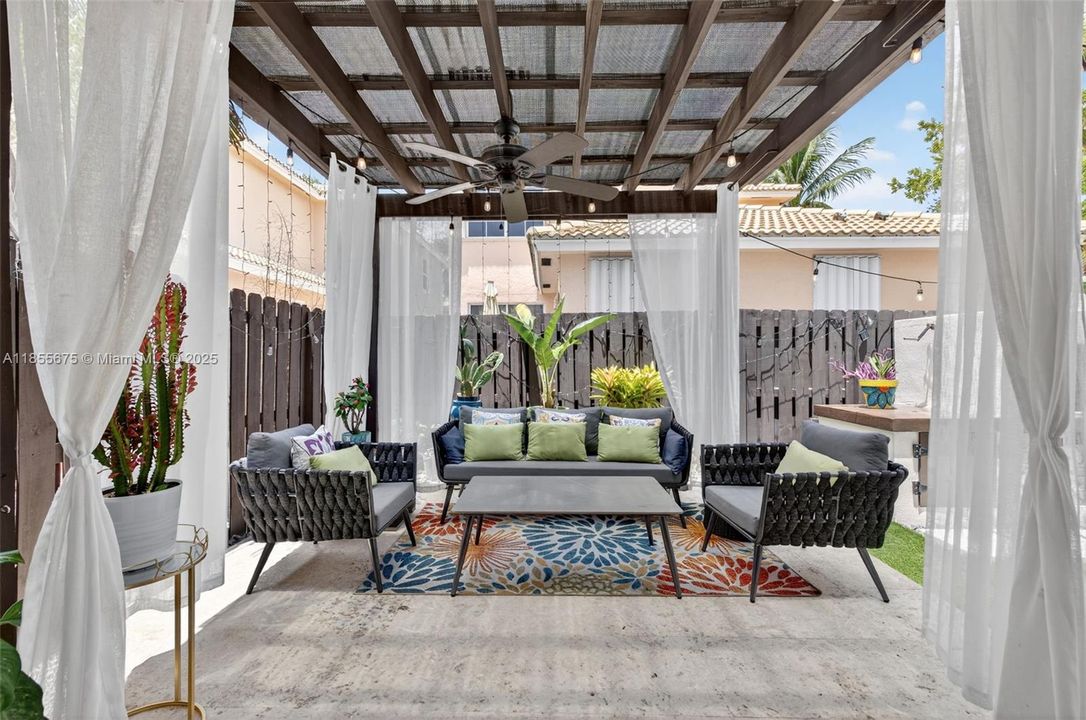 最近售出: $788,000 (2 贝兹, 2 浴室, 1976 平方英尺)