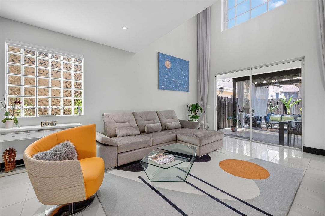 最近售出: $788,000 (2 贝兹, 2 浴室, 1976 平方英尺)