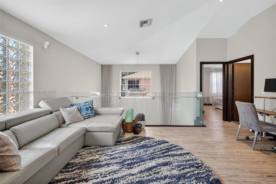 最近售出: $788,000 (2 贝兹, 2 浴室, 1976 平方英尺)