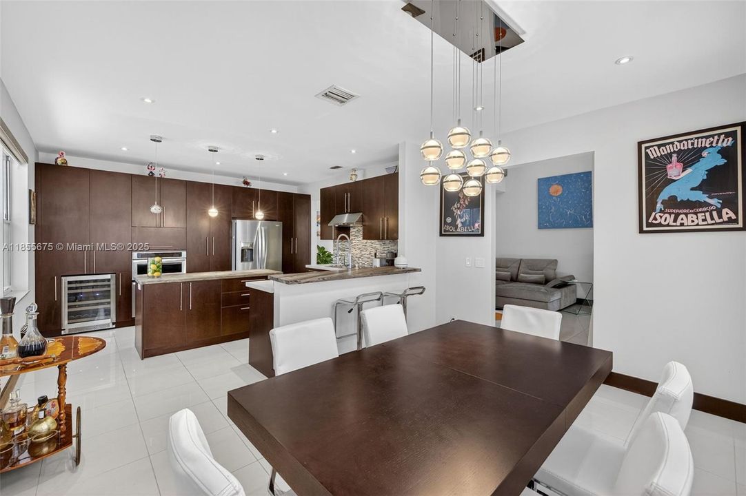 最近售出: $788,000 (2 贝兹, 2 浴室, 1976 平方英尺)