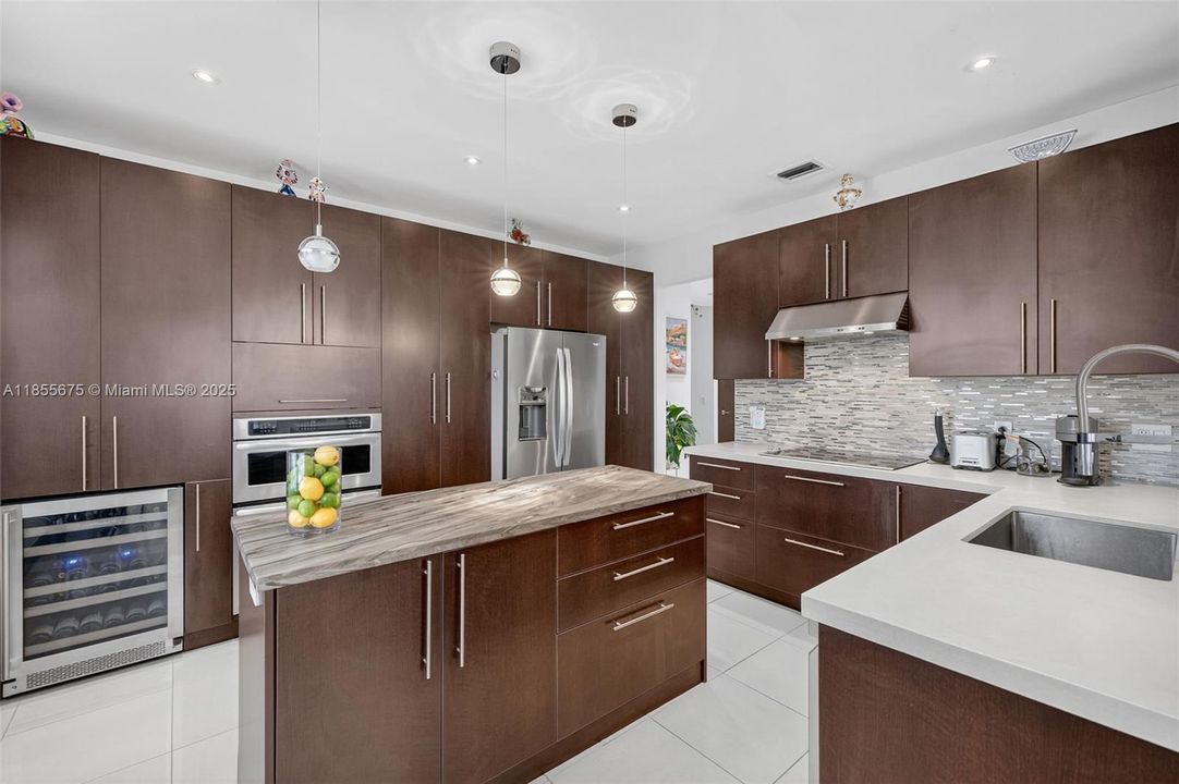 最近售出: $788,000 (2 贝兹, 2 浴室, 1976 平方英尺)