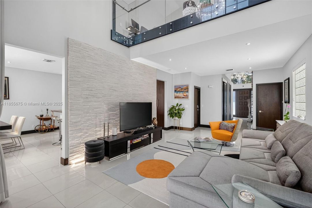 最近售出: $788,000 (2 贝兹, 2 浴室, 1976 平方英尺)